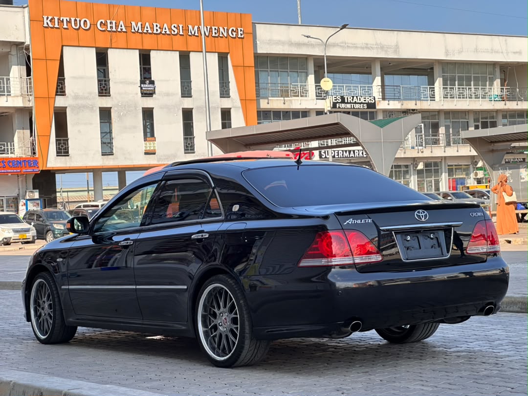 Toyota Crown Athletes thumbnail 8